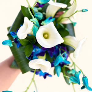 Bouquet de mariée calas et dendrobium bleu sur fond ivoire