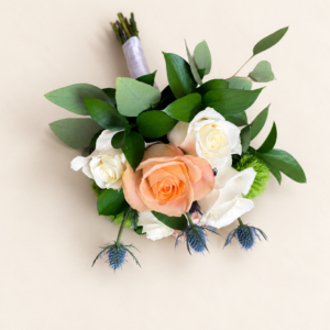 Bouquet demoiselle d’honneur, perlé, Rose Saumon et Éryngium sur fond ivoire