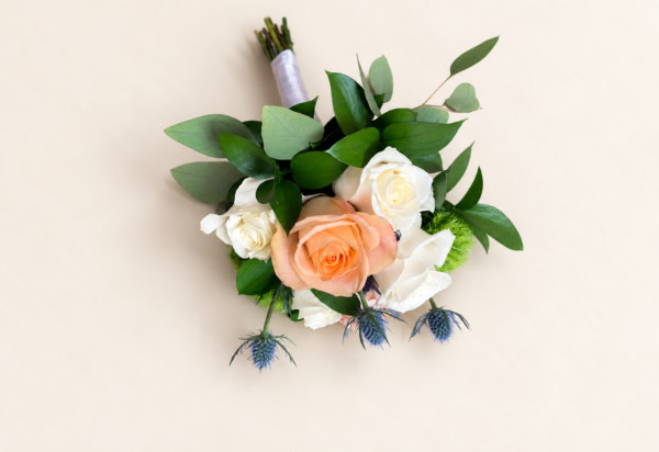Bouquet demoiselle d’honneur, perlé, Rose Saumon et Éryngium sur fond ivoire