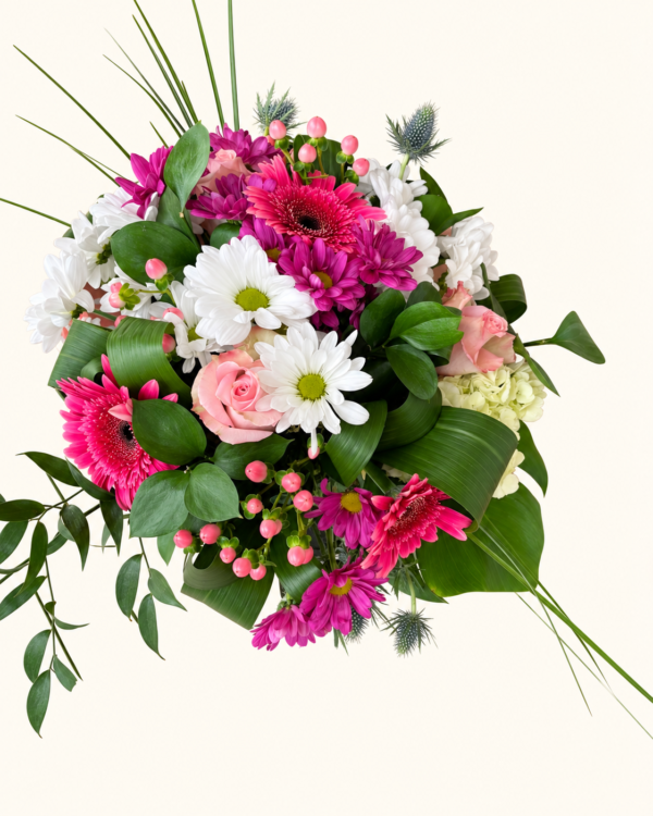 Bouquet Ho la la, fleurs roses et blanches et feuillage sur fond crème pâle