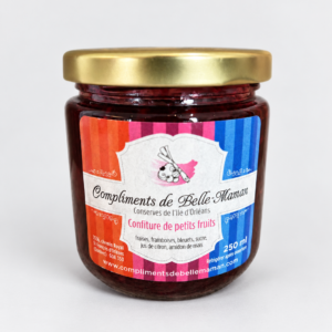 Confiture de petits fruits 250 ml sur fond pâle