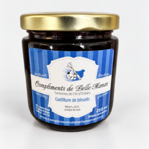 Pot de confiture de bleuets Compliments de Belle-Maman 250 ml sur fond gris pâle