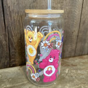 Verre en vitre avec paille calinours