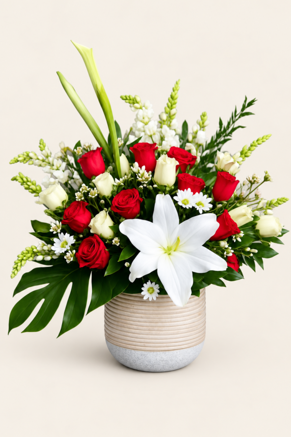 Corbeille de fleurs la beauté du rouge sur fond ivoire
