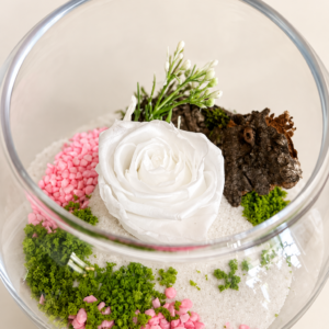 Corbeille, montage rose éternelle blanche sur fond ivoire