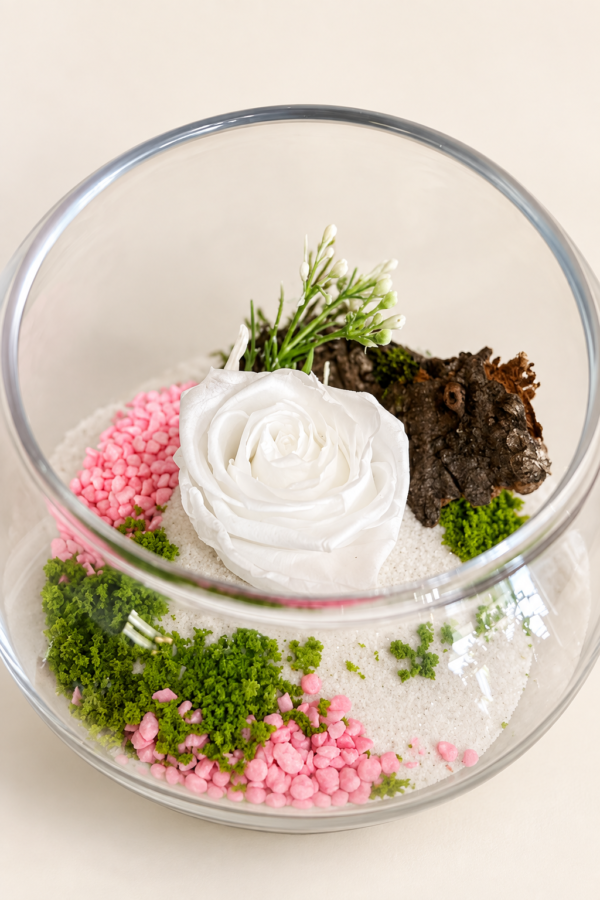 Corbeille, montage rose éternelle blanche sur fond ivoire