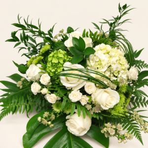 Corbeille de fleurs dans un vase pour dire au revoir. sur fond ivoire