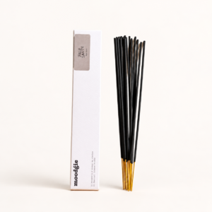 Boîte et 20 bâtonnets d’encens Moodgie Palo Santo sur fond pâle