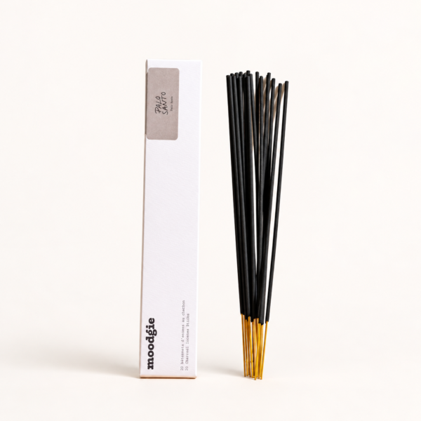 Boîte et 20 bâtonnets d’encens Moodgie Palo Santo sur fond pâle