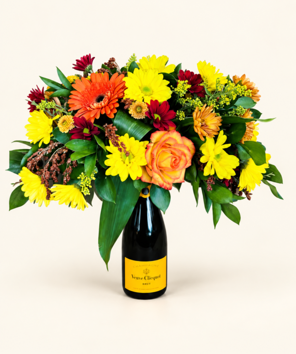 Arrangement de fleurs jaunes, orange et bourgogne sur une bouteille, sur fond ivoire