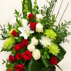Corbeille 76 avec roses rouges et blanches, lys et chrysanthèmes sur fond ivoire, logo original Boutique Q4