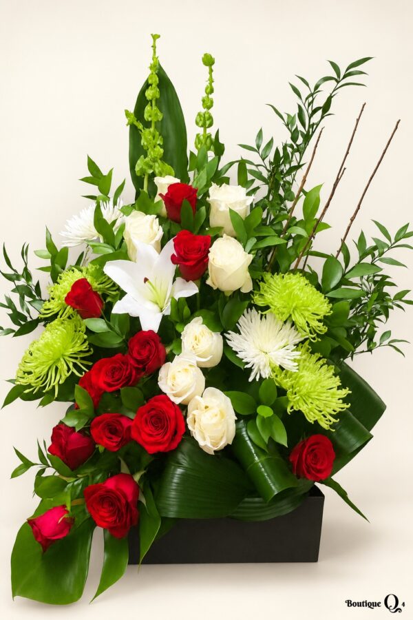 Corbeille 76 avec roses rouges et blanches, lys et chrysanthèmes sur fond ivoire, logo original Boutique Q4