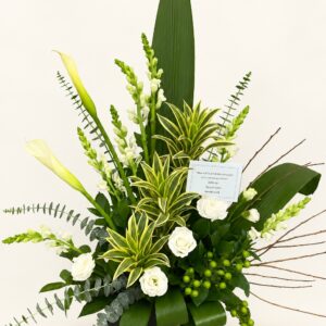 Corbeille B10 de fleurs blanches et feuillage vert sur fond ivoire, logo original Boutique Q4
