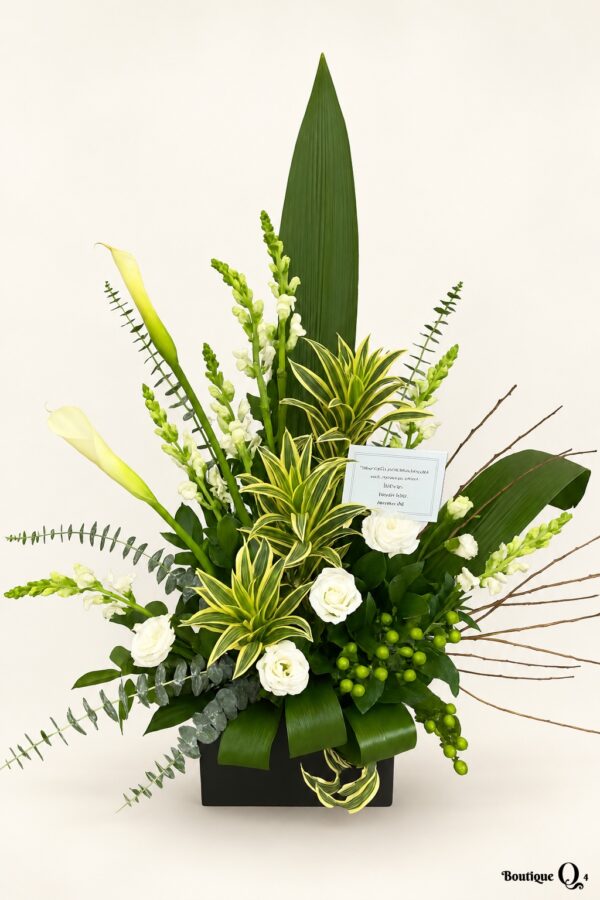 Corbeille B10 de fleurs blanches et feuillage vert sur fond ivoire, logo original Boutique Q4