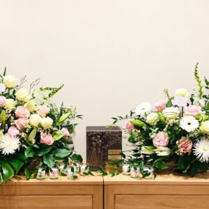 Montage urne A3 avec deux arrangements de fleurs roses et blanches sur fond ivoire, logo original Boutique Q4