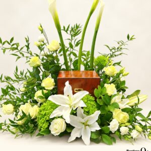 Montage urne B5 avec fleurs blanches et urne en bois sur fond ivoire, logo original Boutique Q4