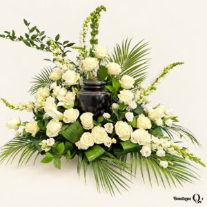 Montage urne B8 avec roses blanches et urne noire sur fond ivoire, logo original Boutique Q4
