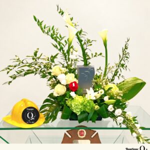 Montage urne V avec fleurs blanches et casque de pompier sur fond ivoire, logo original Boutique Q4