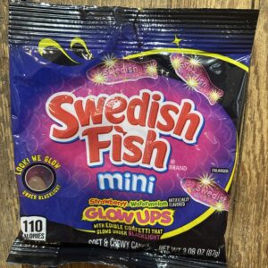 Swedish fish mini saveur de fraise melon avec des confetti qui brille en dessous d’une blacklight 87g