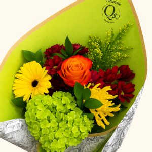 Bouquet Amitié aux fleurs jaunes, orange et bourgogne, emballage conservé sur fond ivoire