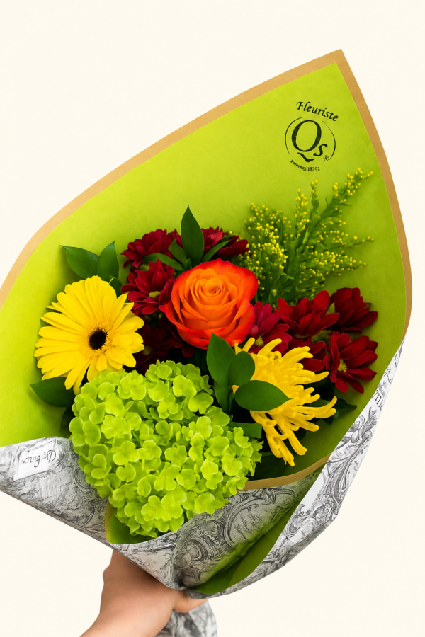 Bouquet Amitié aux fleurs jaunes, orange et bourgogne, emballage conservé sur fond ivoire