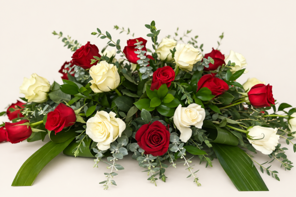 Coussin de cercueil roses rouges, roses blanches eucalyptus sur fond ivoire