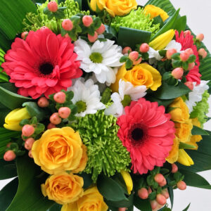 Bouquet de roses jaunes, gerberas rouges et marguerites blanches sur fond pâle