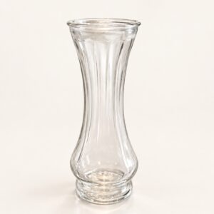 Vase transparent pour bouquet de moins de 50 $, sur fond ivoire pâle