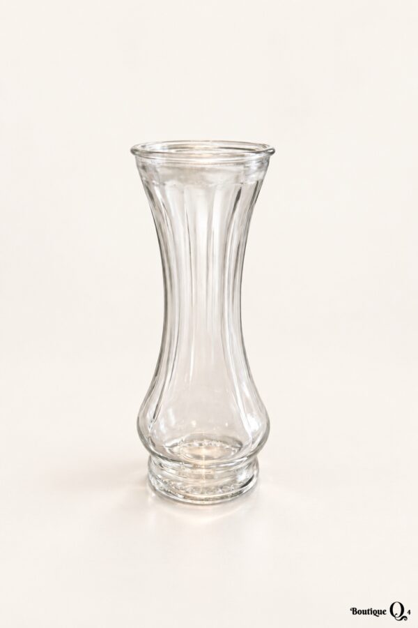 Vase transparent pour bouquet de moins de 50 $, sur fond ivoire pâle