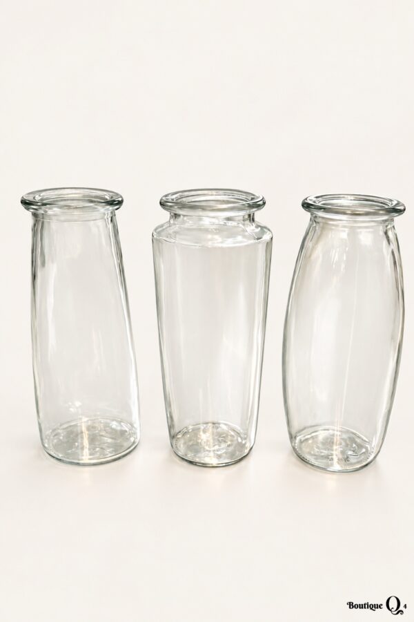 Trois vases transparents pour bouquets de 50 $ à 125 $, sur fond ivoire