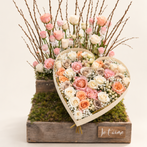 Montage funéraire, en douceur avec 1 cœur en fleurs et fleurs en chocolats sur fond ivoire