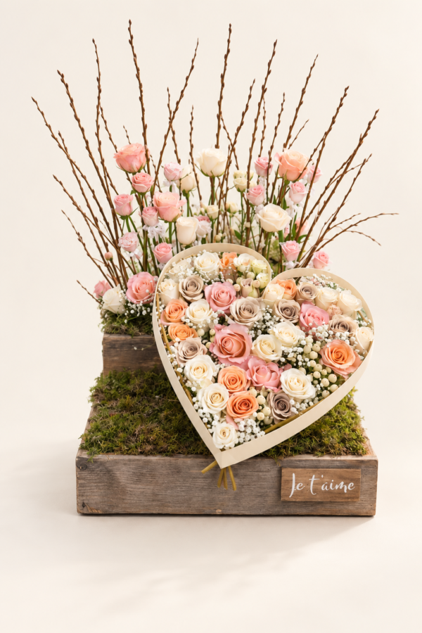 Montage funéraire, en douceur avec 1 cœur en fleurs et fleurs en chocolats sur fond ivoire