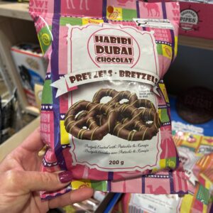 Habibi Dubai chocolat pretzels caramélisés avec Lotus & Kunafa