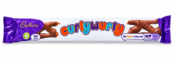 Barre Cadbury Curlywurly dans son emballage sur fond blanc