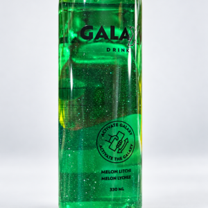 Canette Galaxy Drink melon litchi 330 ml sur fond pâle
