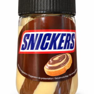 Pot de tartinade Snickers sur fond blanc