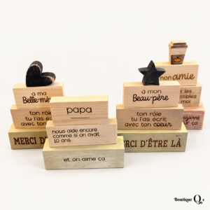 Blocs décoratifs en bois avec messages familiaux sur fond ivoire pâle