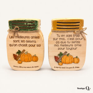 Décorations d’automne en bois avec messages pour amies sur fond ivoire pâle